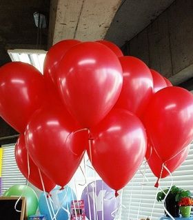 metalik kırmızı balon