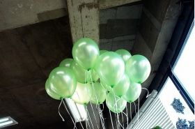 yeşil metalik balon